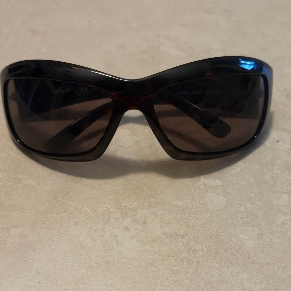 DKNY Tortoise Shell Sunglasses with Black Case - Picture 2 of 9